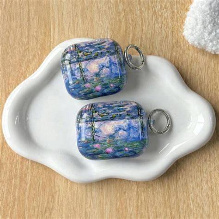 Monet Airpods case
